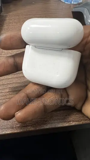 AirPod 4 Charging Case