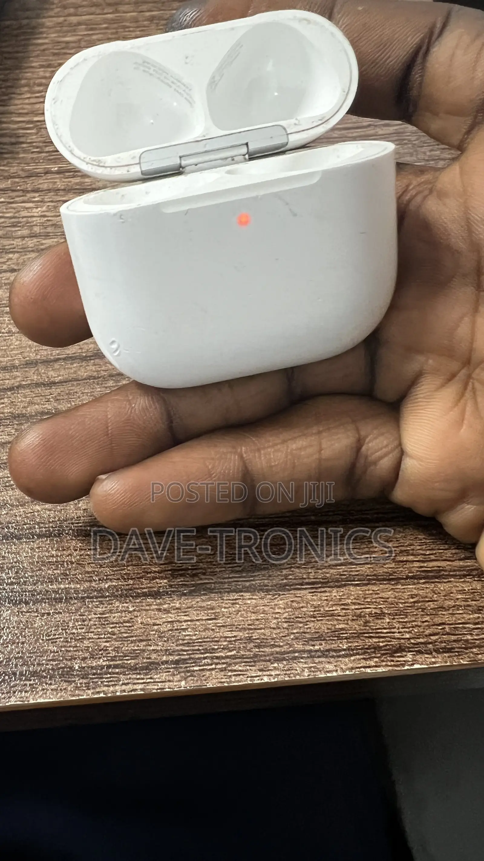 AirPod 4 Charging Case