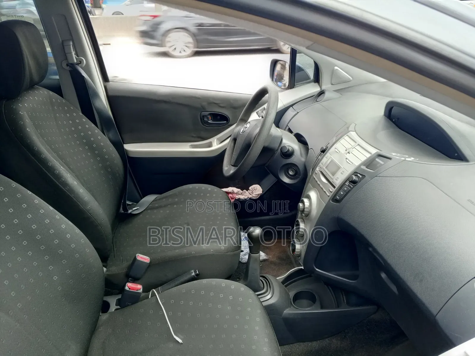 Toyota Vitz 1.3 FWD 5dr 2010 Gray
