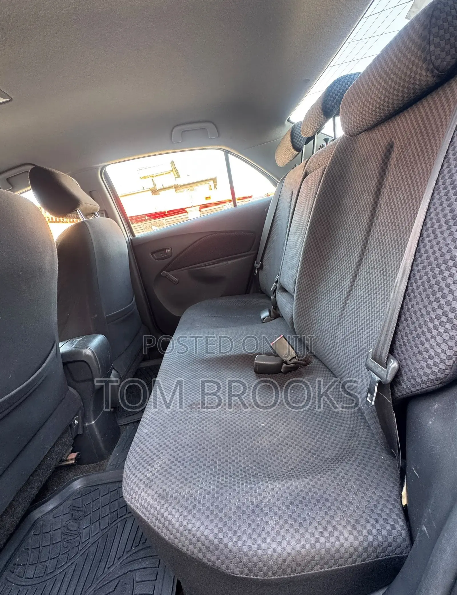 Toyota Yaris Base Sedan 4dr 2010 Silver