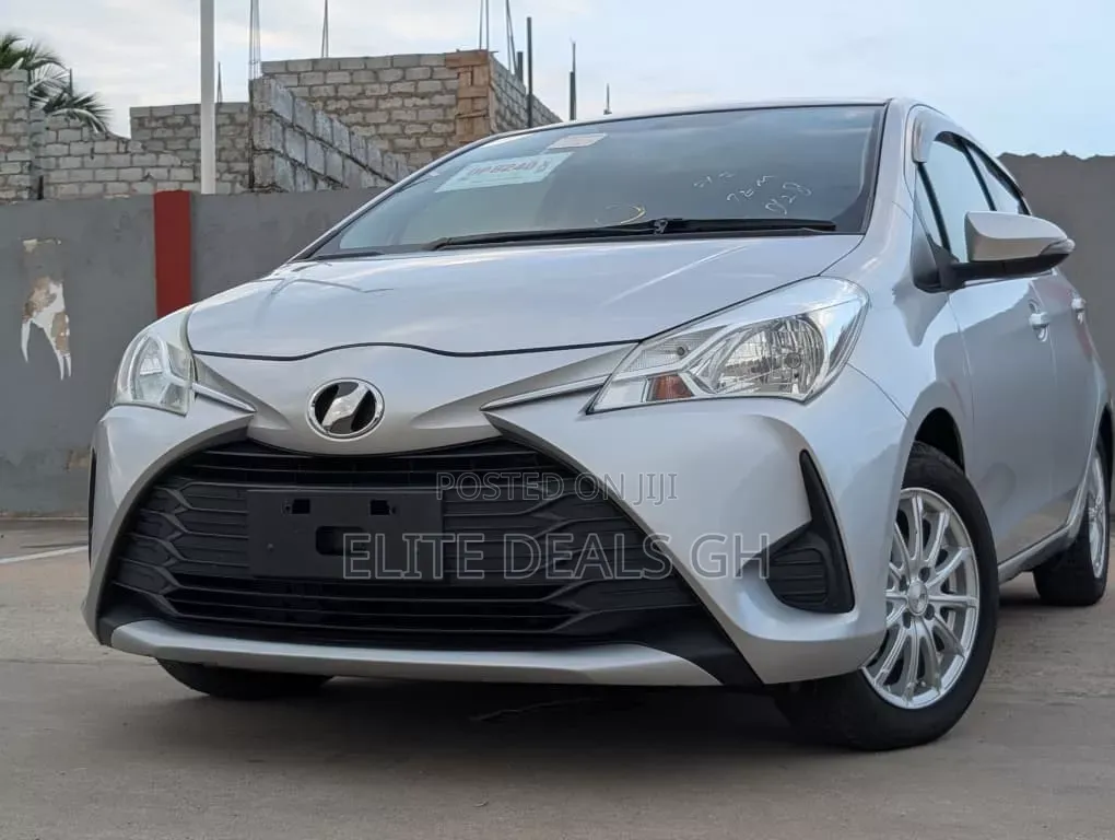 Toyota Vitz 2018 Silver