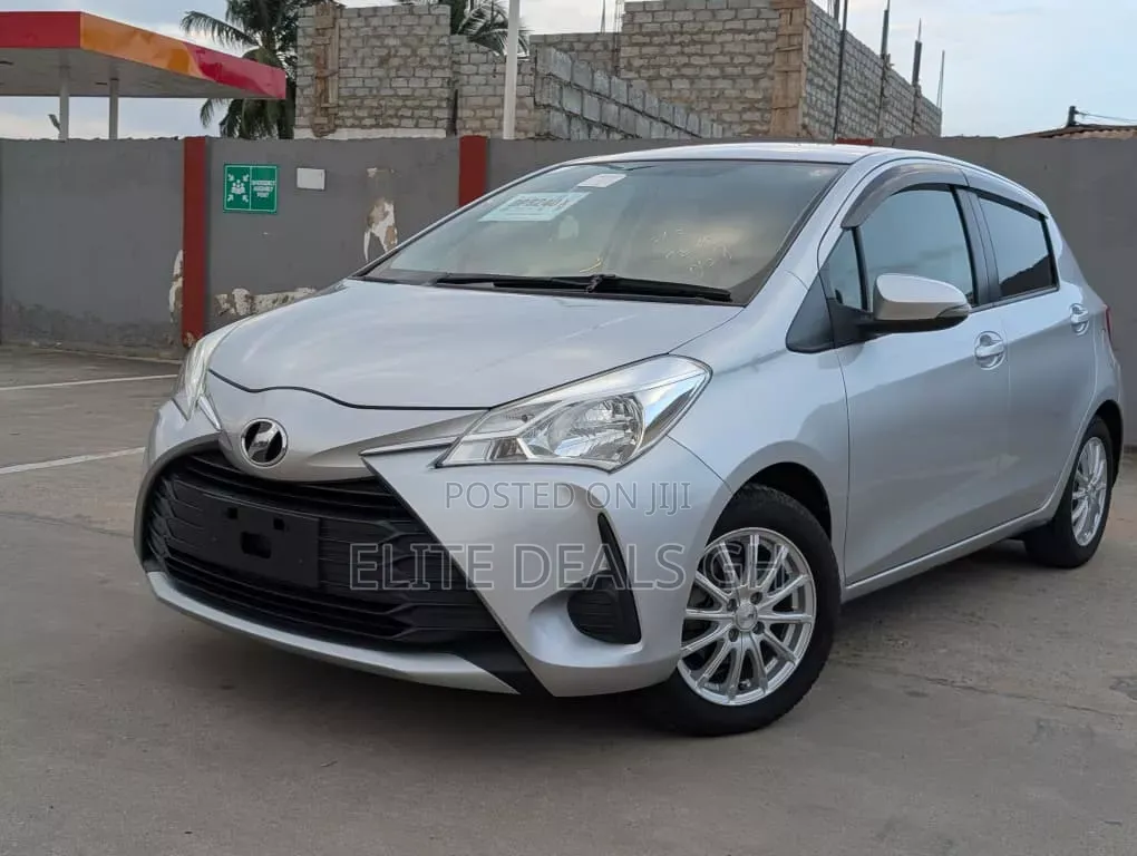 Toyota Vitz 2018 Silver