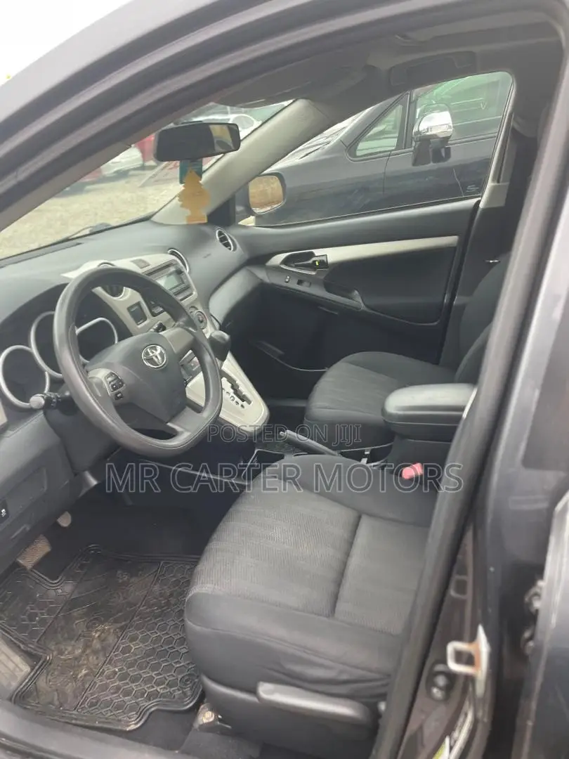 Toyota Matrix L Hatchback FWD (1.8L 4cyl 5M) 2013 Beige