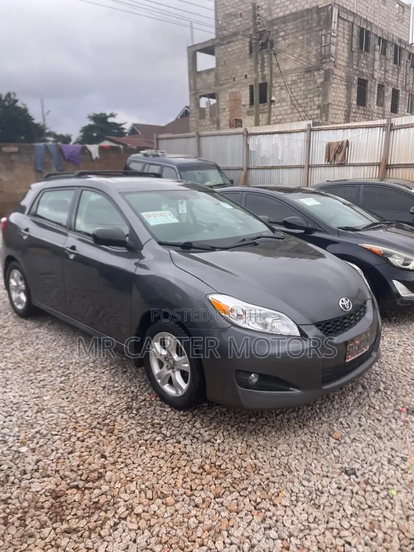 Toyota Matrix L Hatchback FWD (1.8L 4cyl 5M) 2013 Beige