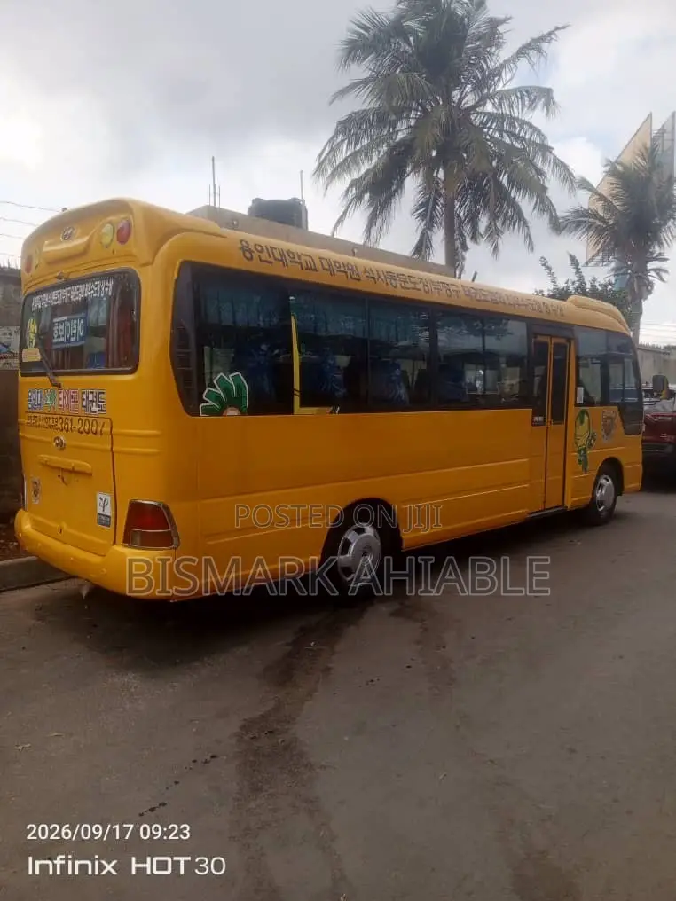 Hyundai County 2015 Yellow