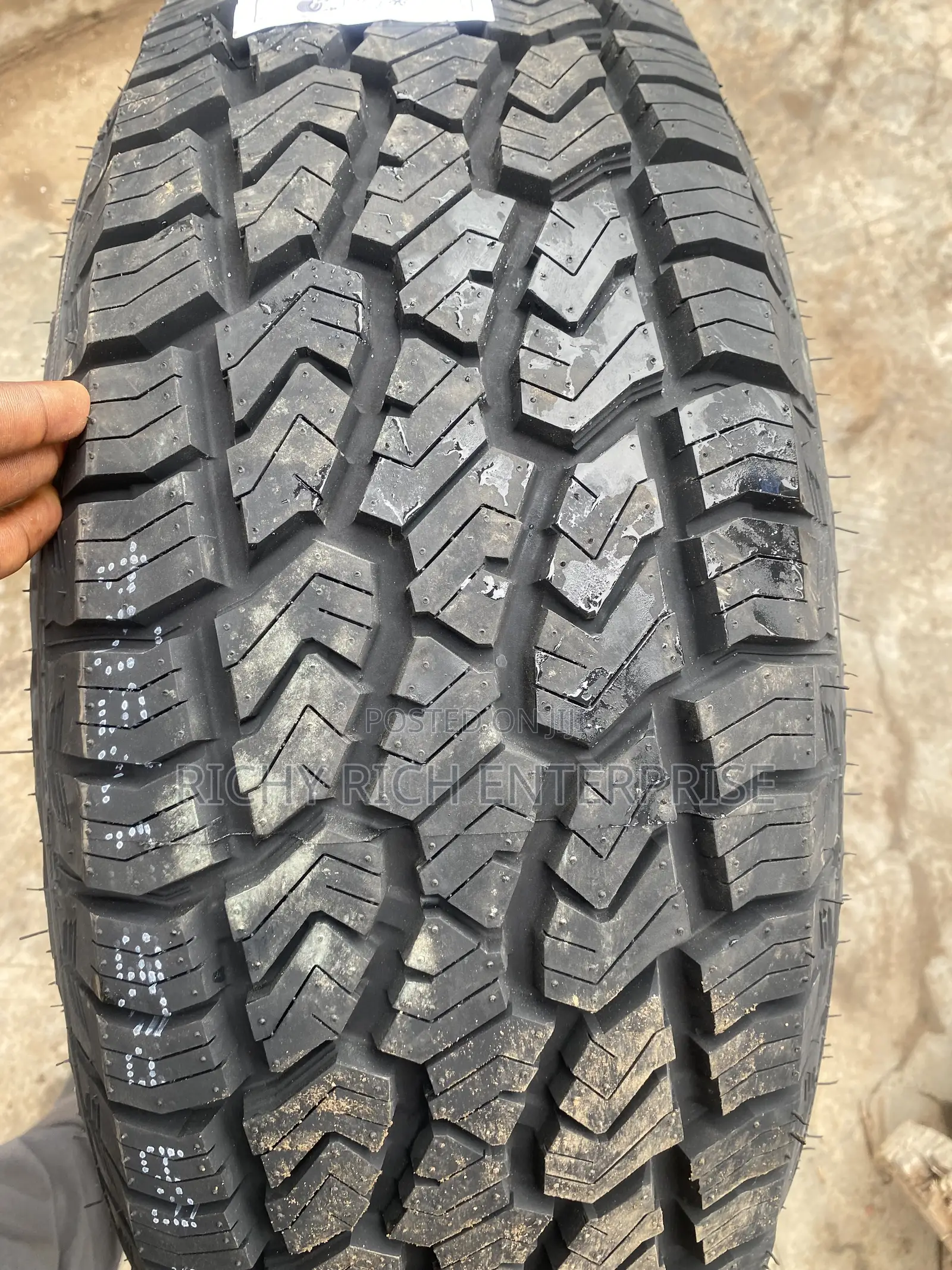 265/65r17 All-Terrain (A/T) Tyre