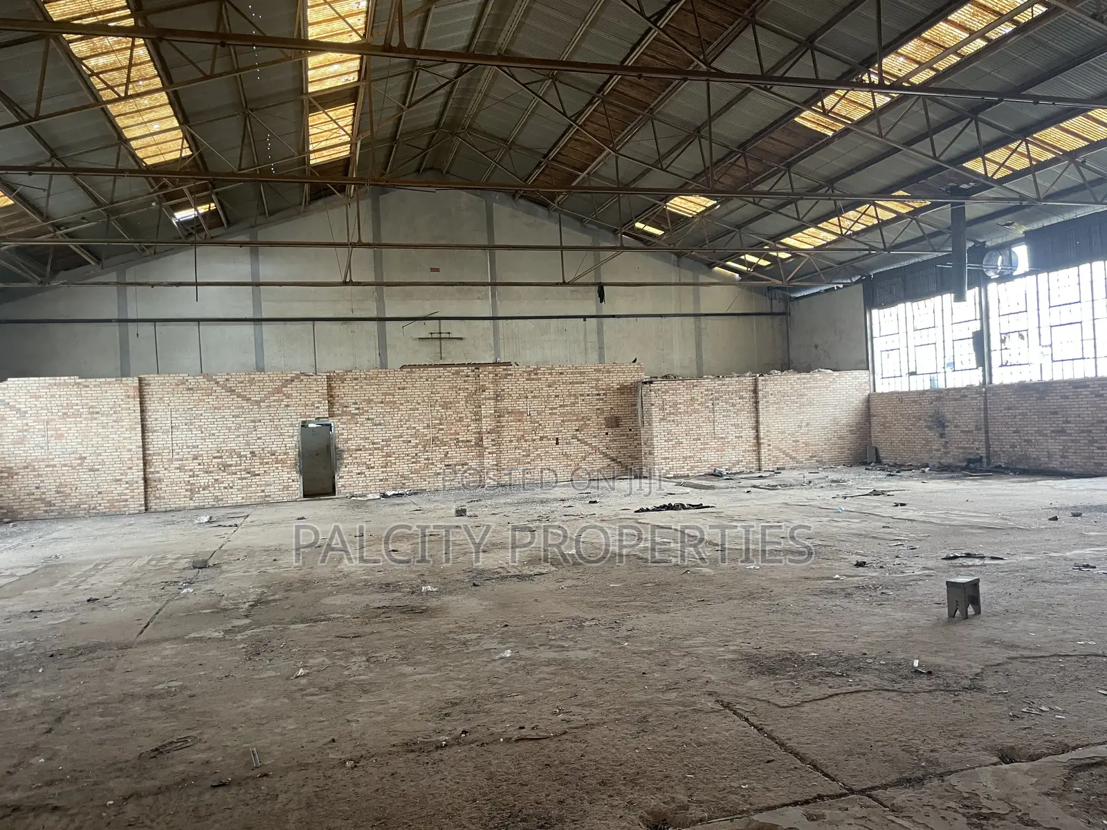 1,000 SQM Warehouse for Rent in Atonsu