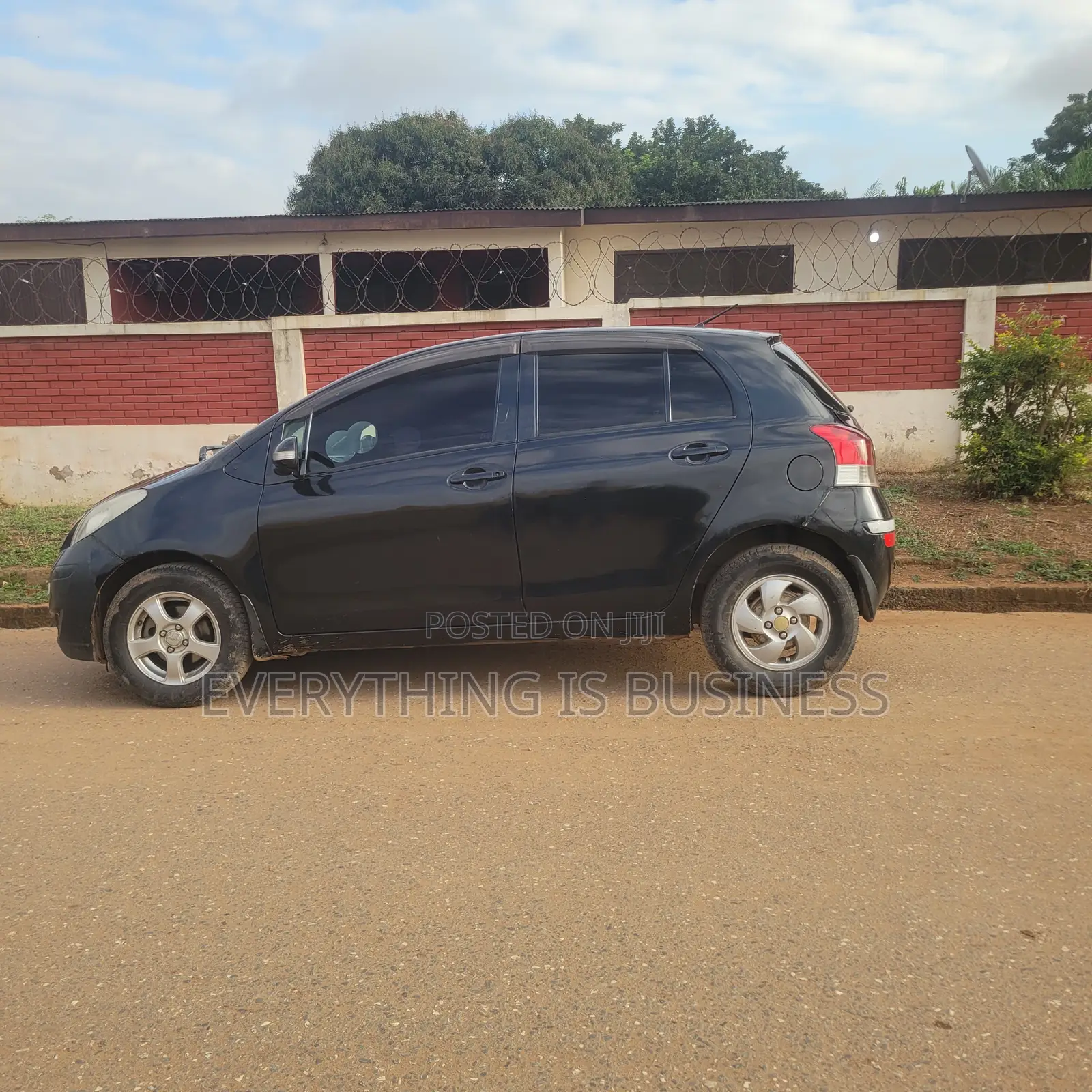 Toyota Vitz 1.3 AWD 5dr 2010 Black