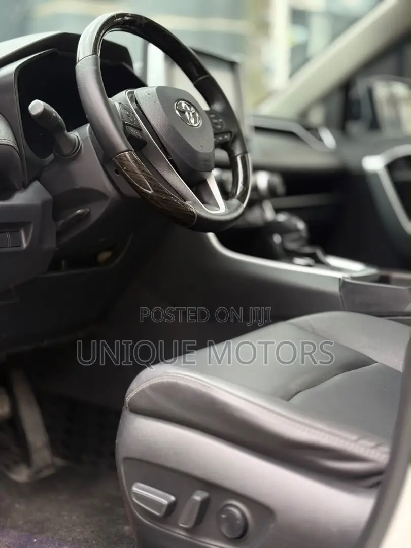Toyota RAV4 XLE AWD 2020 White