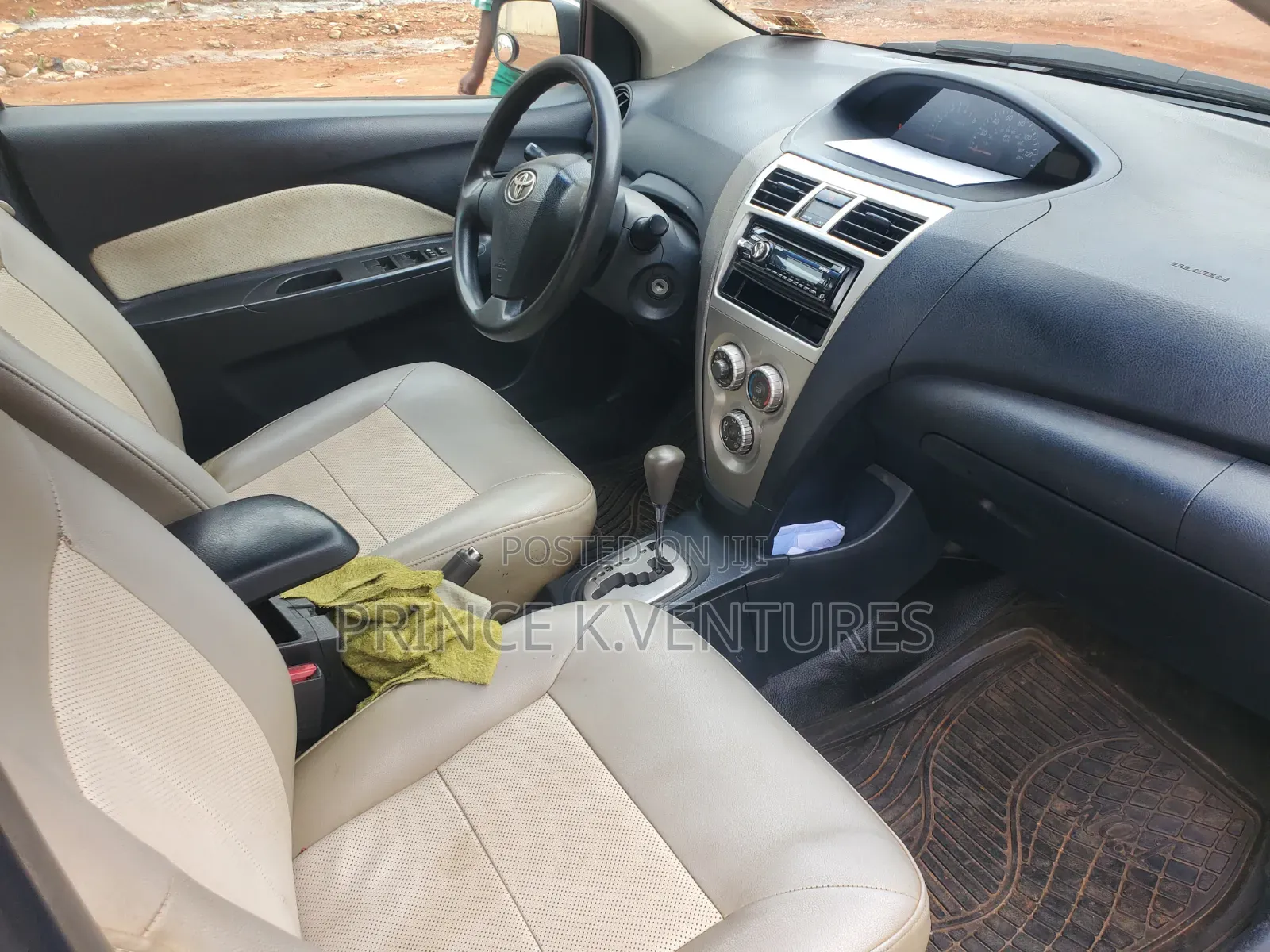 Toyota Yaris Base Hatchback 5dr 2010 White