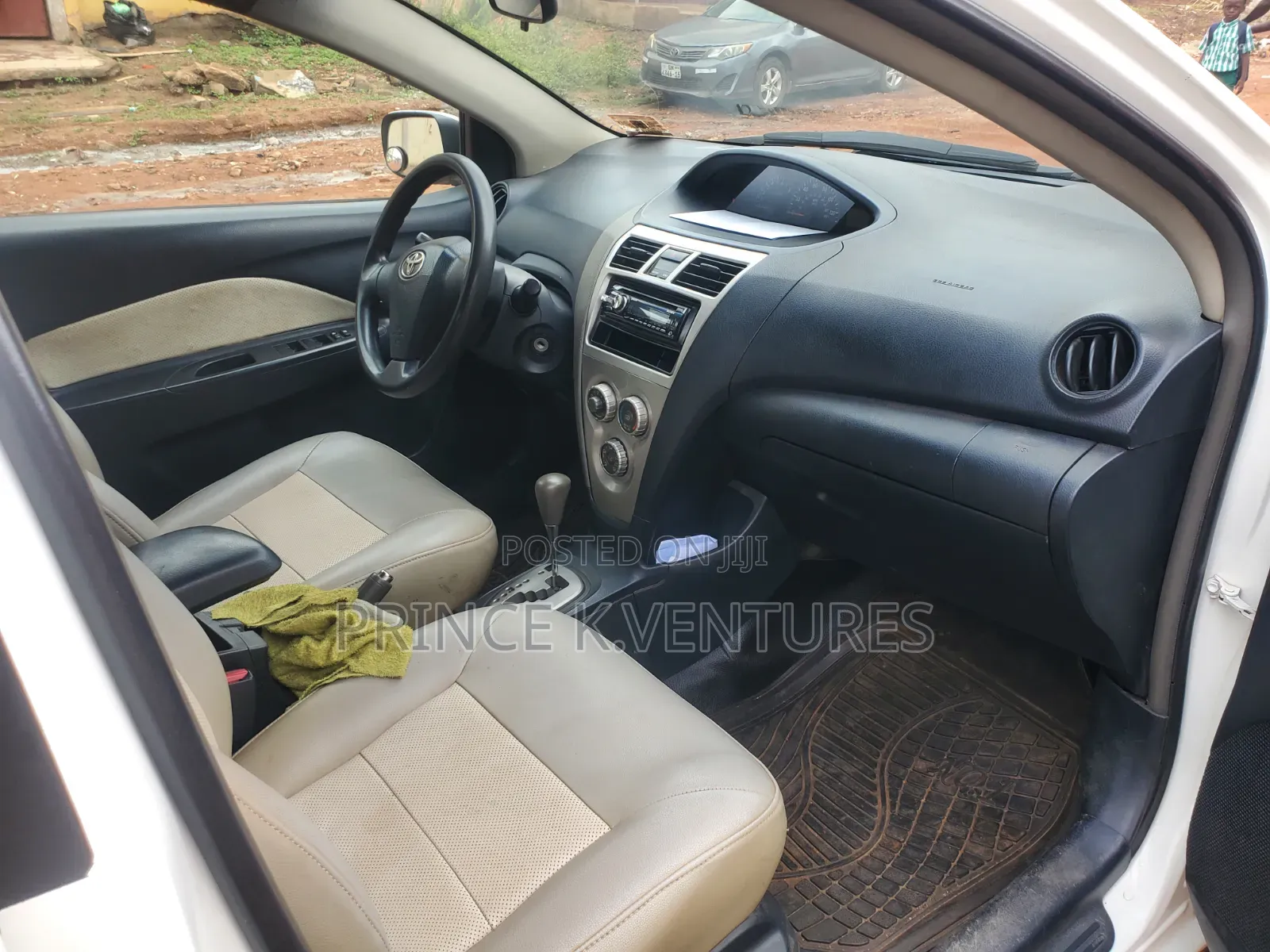 Toyota Yaris Base Hatchback 5dr 2010 White