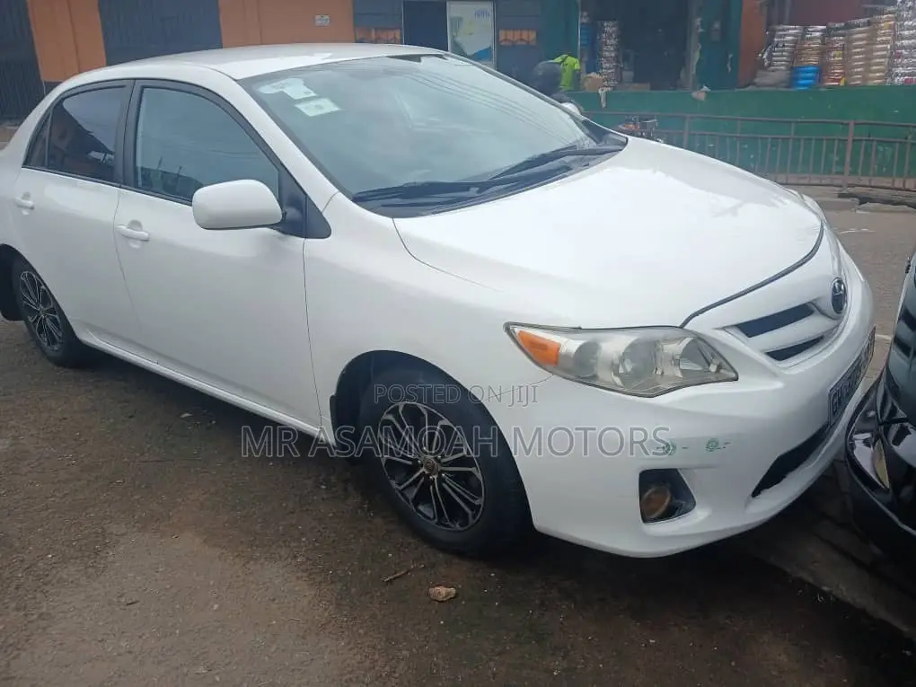 Toyota Corolla LE 4dr Sedan (1.8L 4cyl 4A) 2013 White