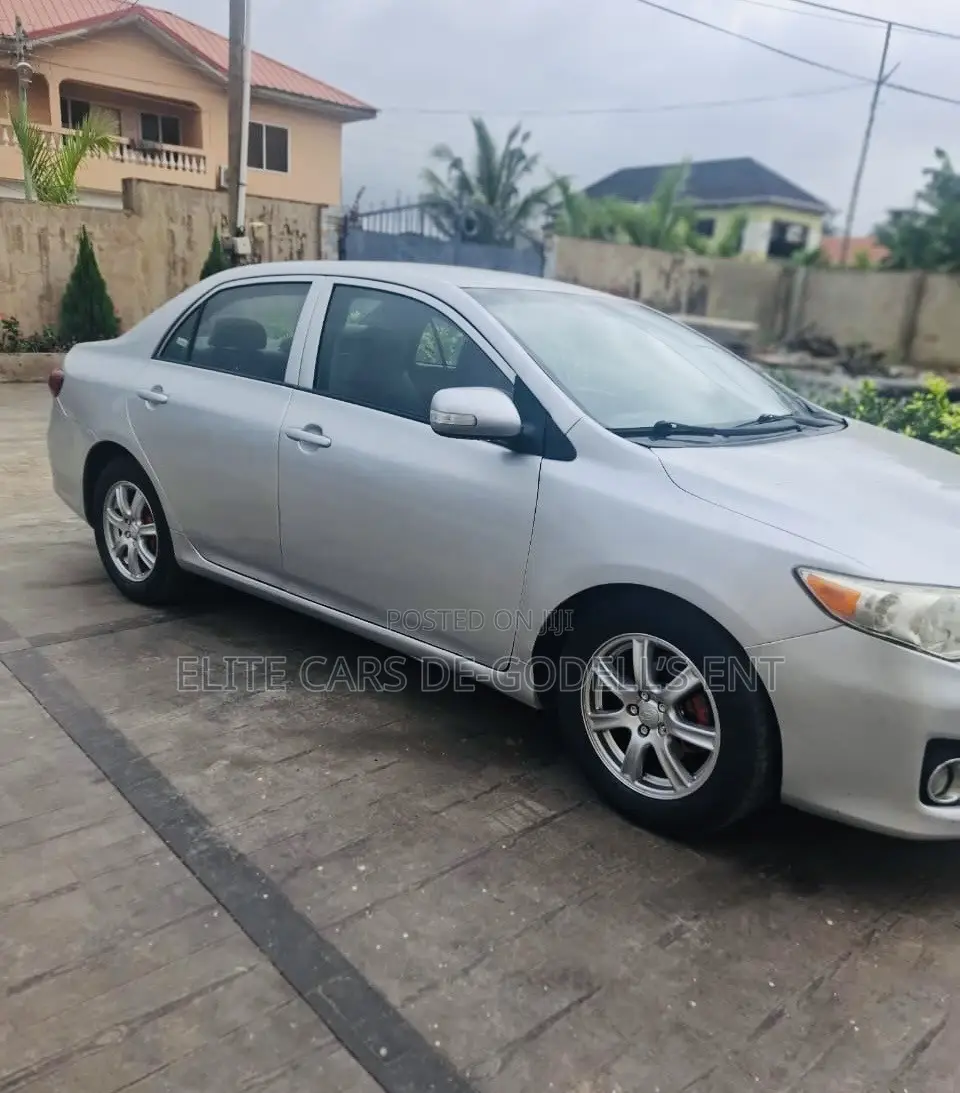Toyota Corolla LE 4dr Sedan (1.8L 4cyl 4A) 2011 Silver