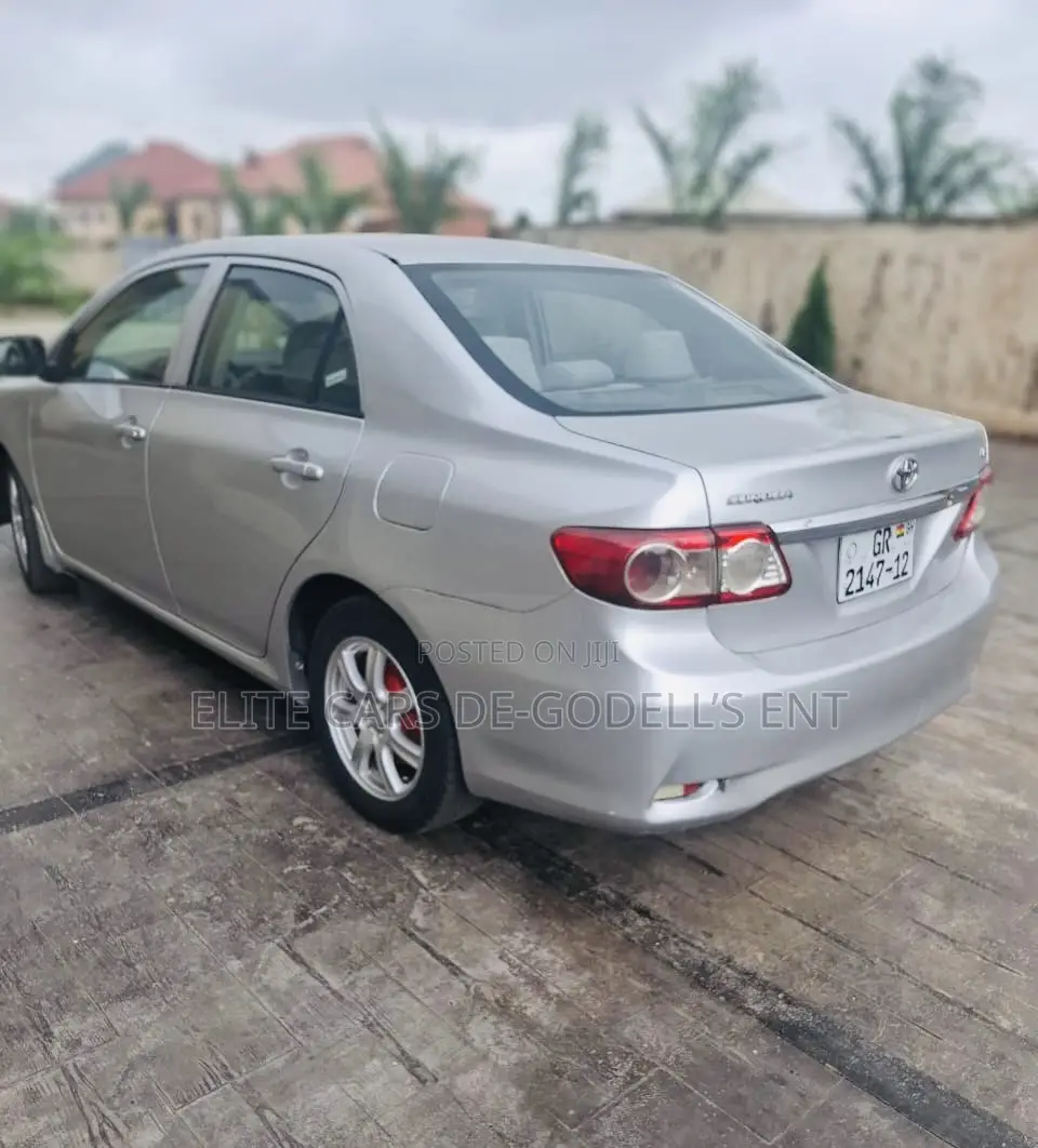Toyota Corolla LE 4dr Sedan (1.8L 4cyl 4A) 2011 Silver