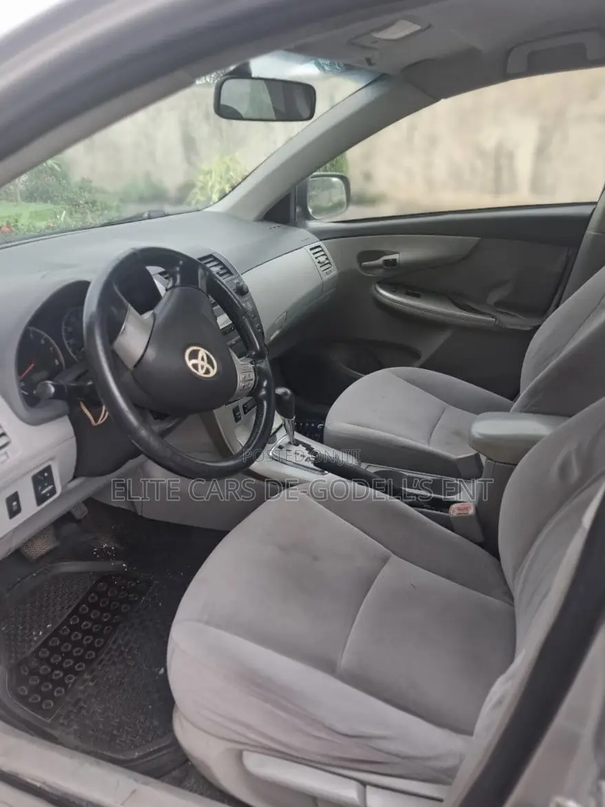 Toyota Corolla LE 4dr Sedan (1.8L 4cyl 4A) 2011 Silver