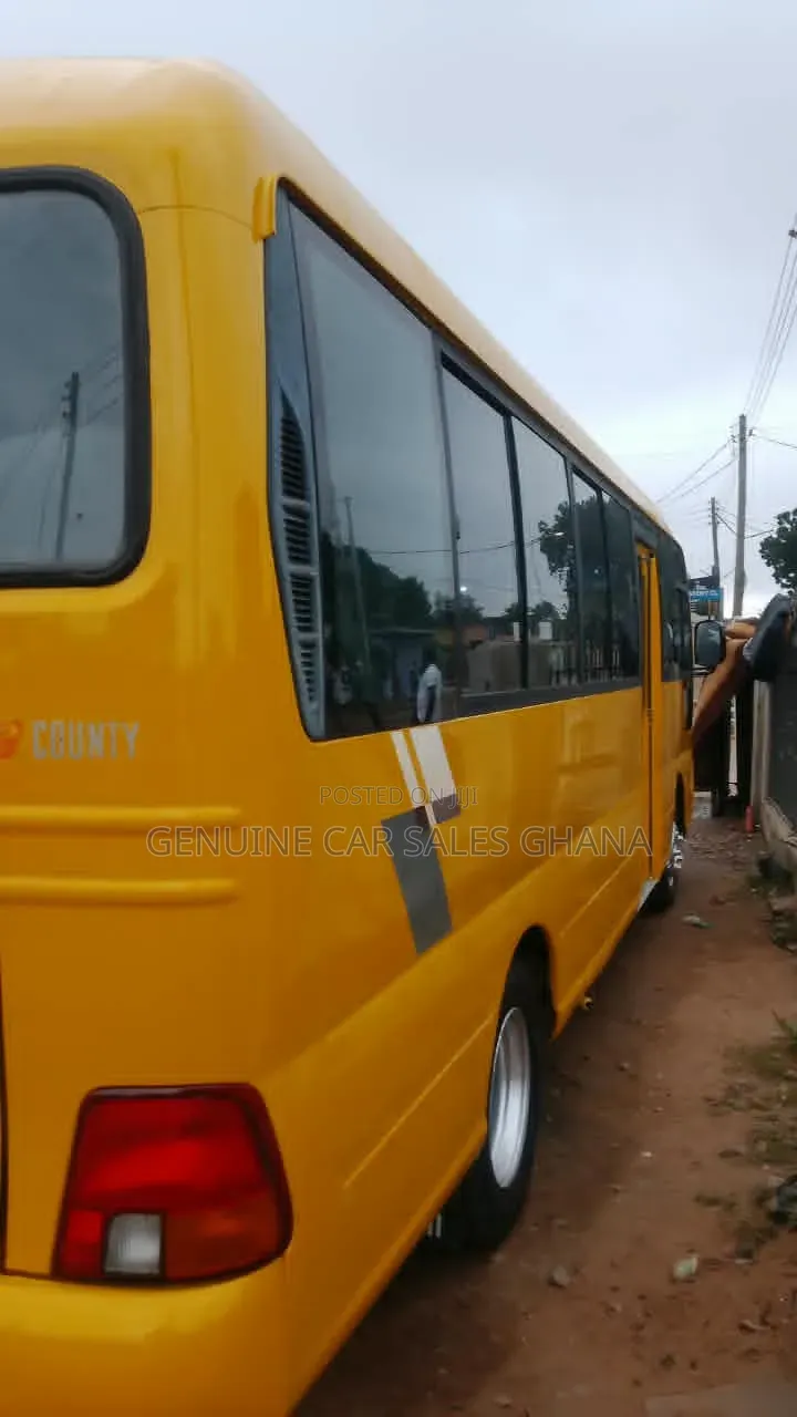 Hyundai County 2017 Yellow