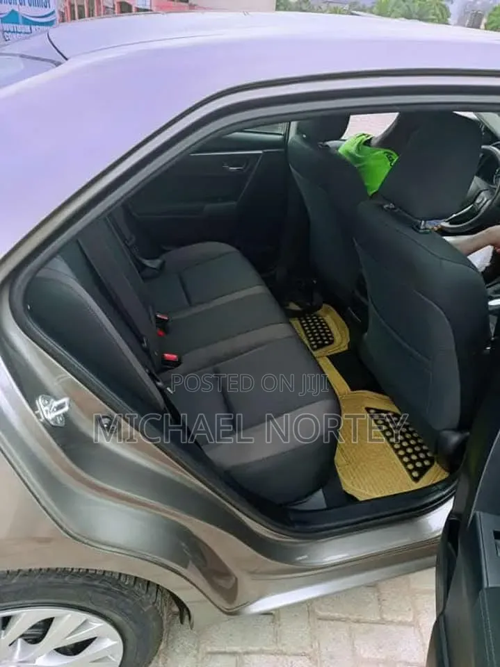 Toyota Corolla LE (1.8L 4cyl 2A) 2018 Gray