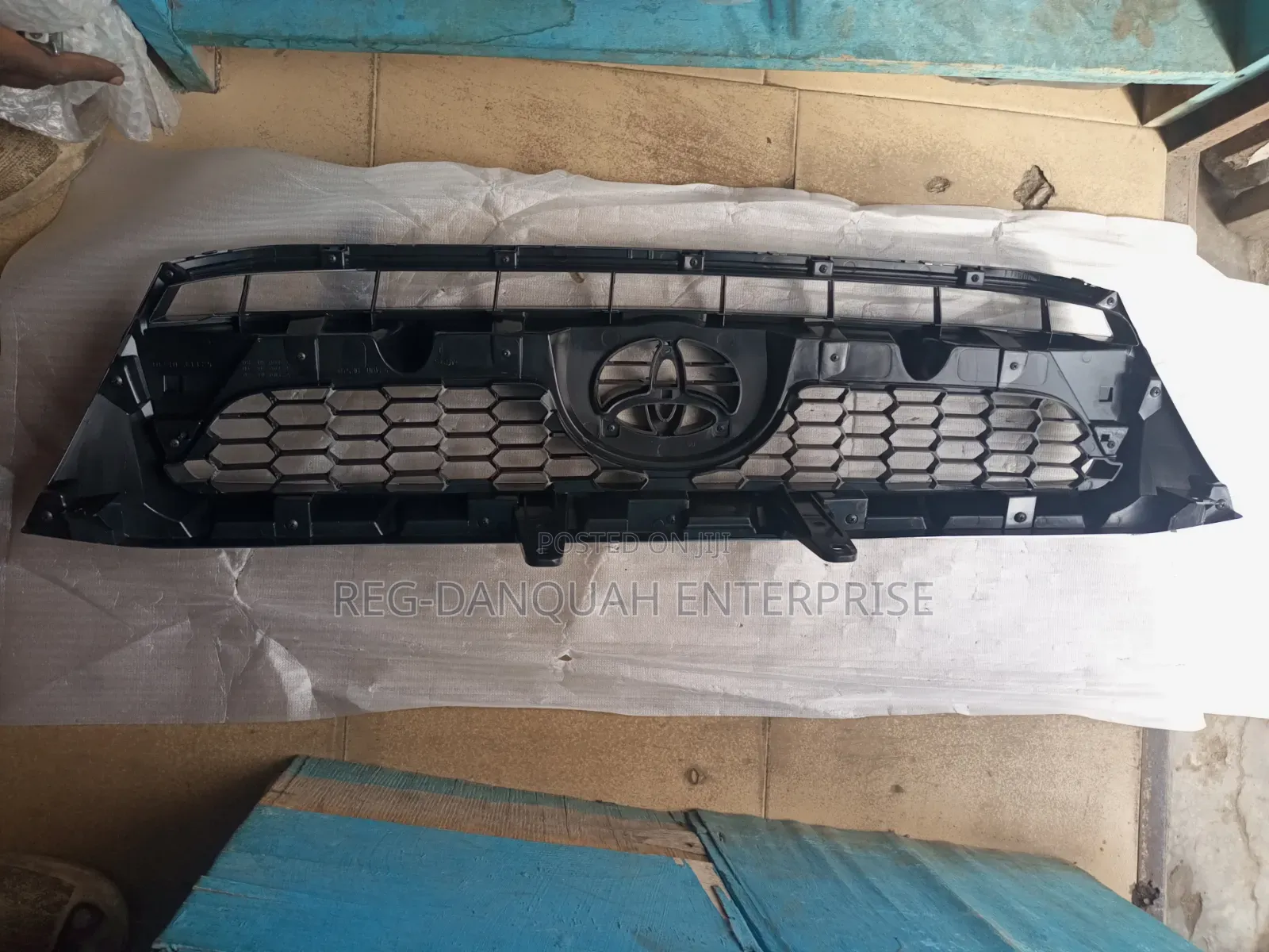 Toyota Hilux 2005-2010 Top Grille/Shells
