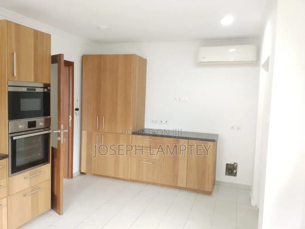 4bdrm Townhouse / Terrace in Joseph Lamptey, US Embassy Area for rent
