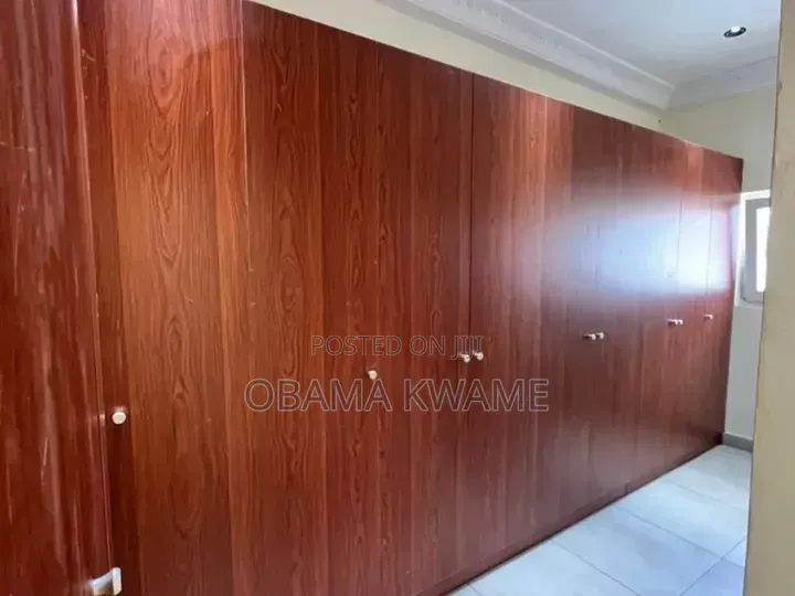 8bdrm House in Laryea Homes, Boundary Road Area for rent