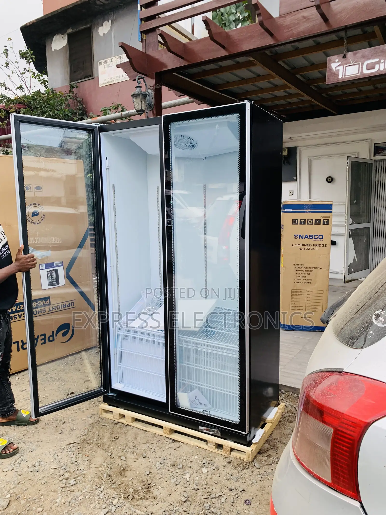 Best Pearl PVC-801-27AA Beverage Cooler Is a 690L Double-Door Display