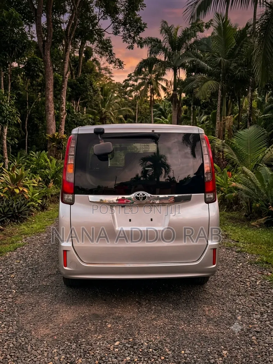 Toyota Noah 2.0 FWD (8 Seater) 2015 Silver
