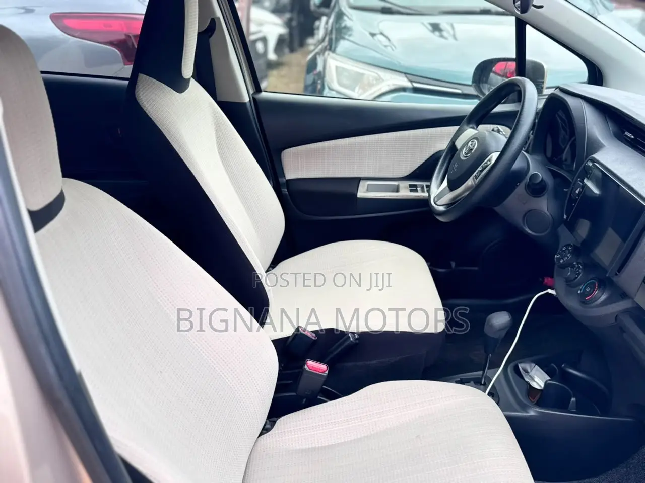 Toyota Vitz 1.3 AWD 5dr 2016 Beige