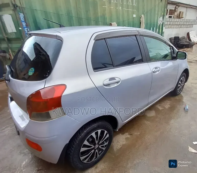 Toyota Vitz 2010 Silver