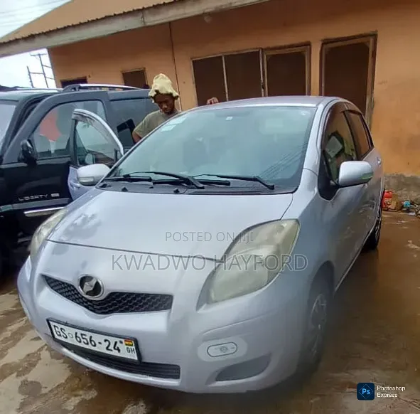 Toyota Vitz 2010 Silver