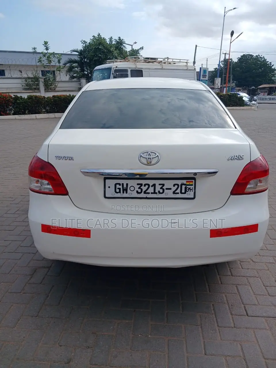 Toyota Yaris Base Sedan 4dr 2010 White