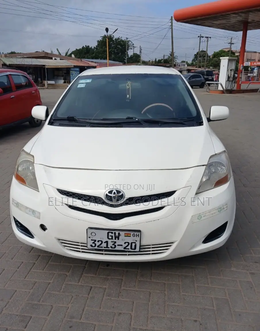 Toyota Yaris Base Sedan 4dr 2010 White