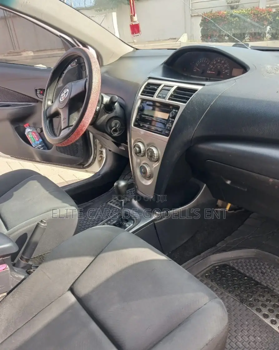 Toyota Yaris Base Sedan 4dr 2010 White