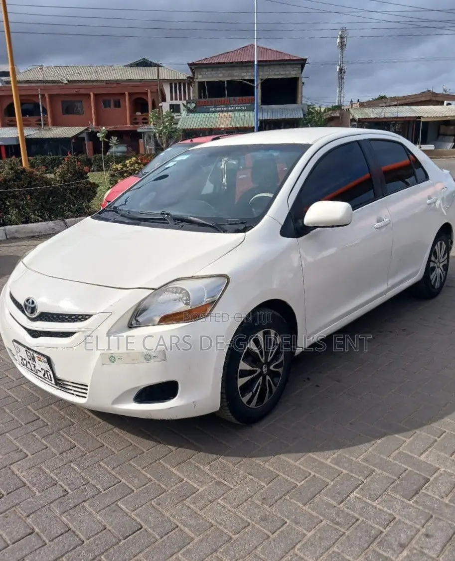 Toyota Yaris Base Sedan 4dr 2010 White