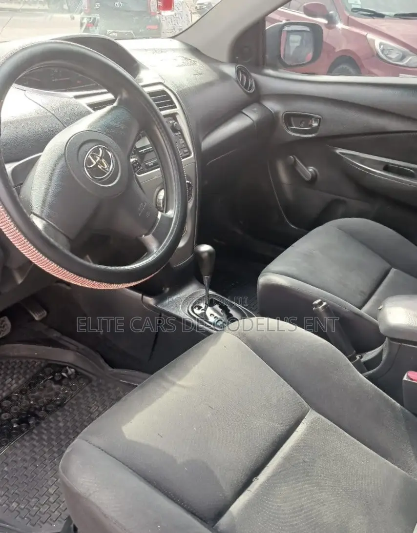 Toyota Yaris Base Sedan 4dr 2010 White