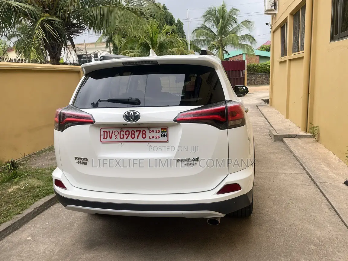 Toyota RAV4 XLE AWD (2.5L 4cyl 6A) 2017 White
