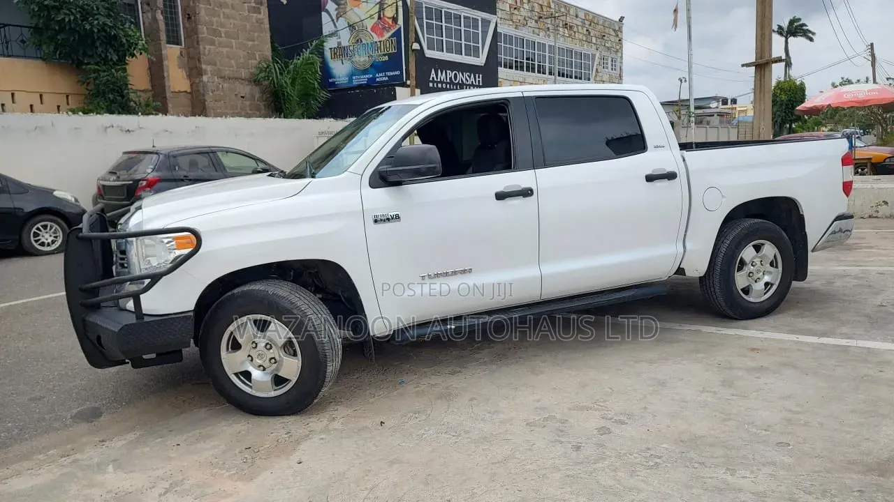 Toyota Tundra Limited 5.7L V8 4x2 CrewMax 5.6 ft. box 145.7 in. WB 2017