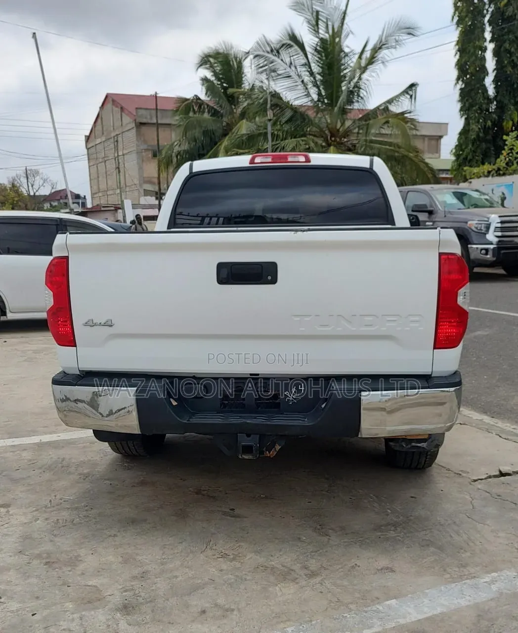 Toyota Tundra Limited 5.7L V8 4x2 CrewMax 5.6 ft. box 145.7 in. WB 2017