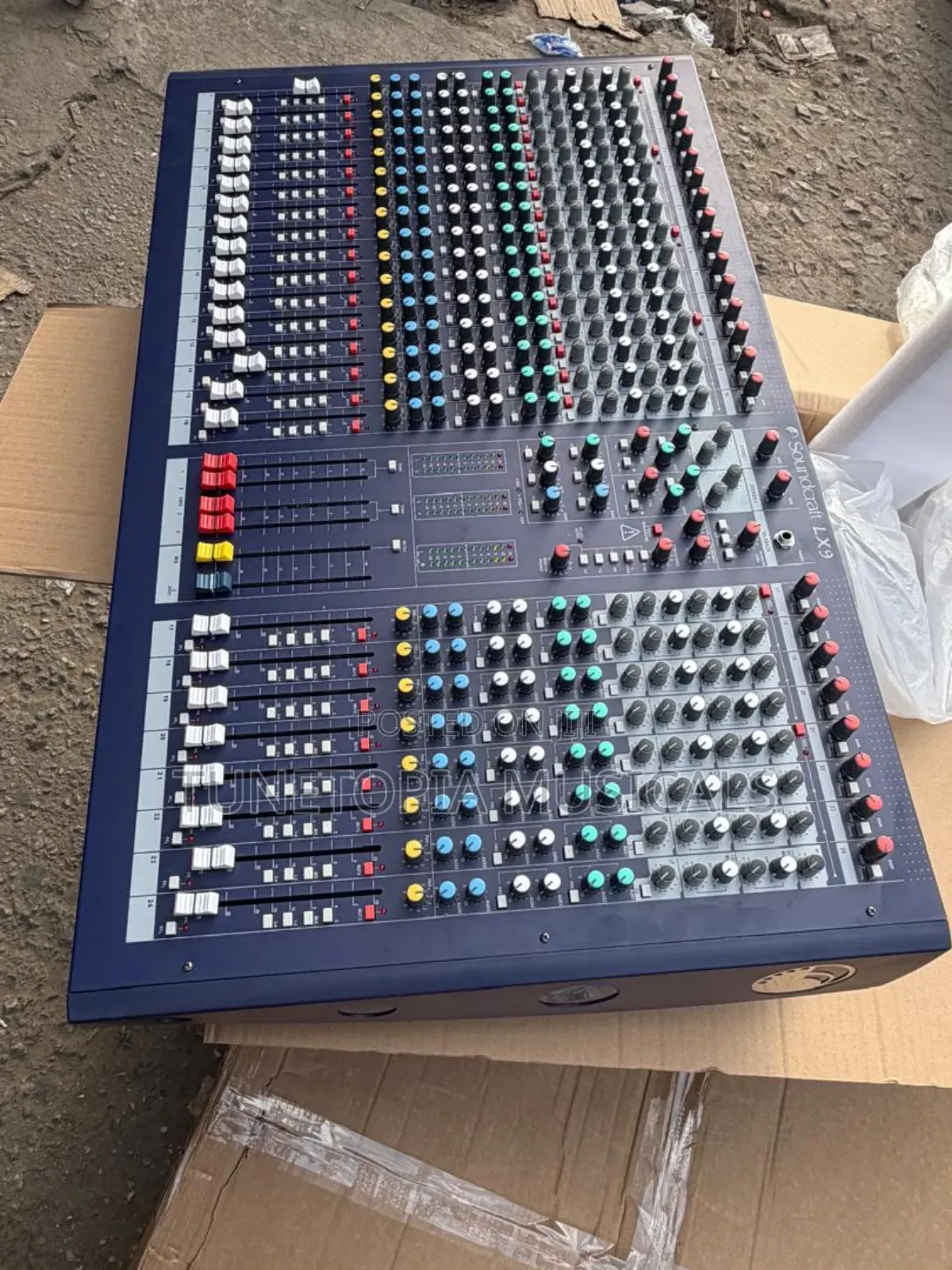 Soundcraft LX9 24-Channel Analog Mixer