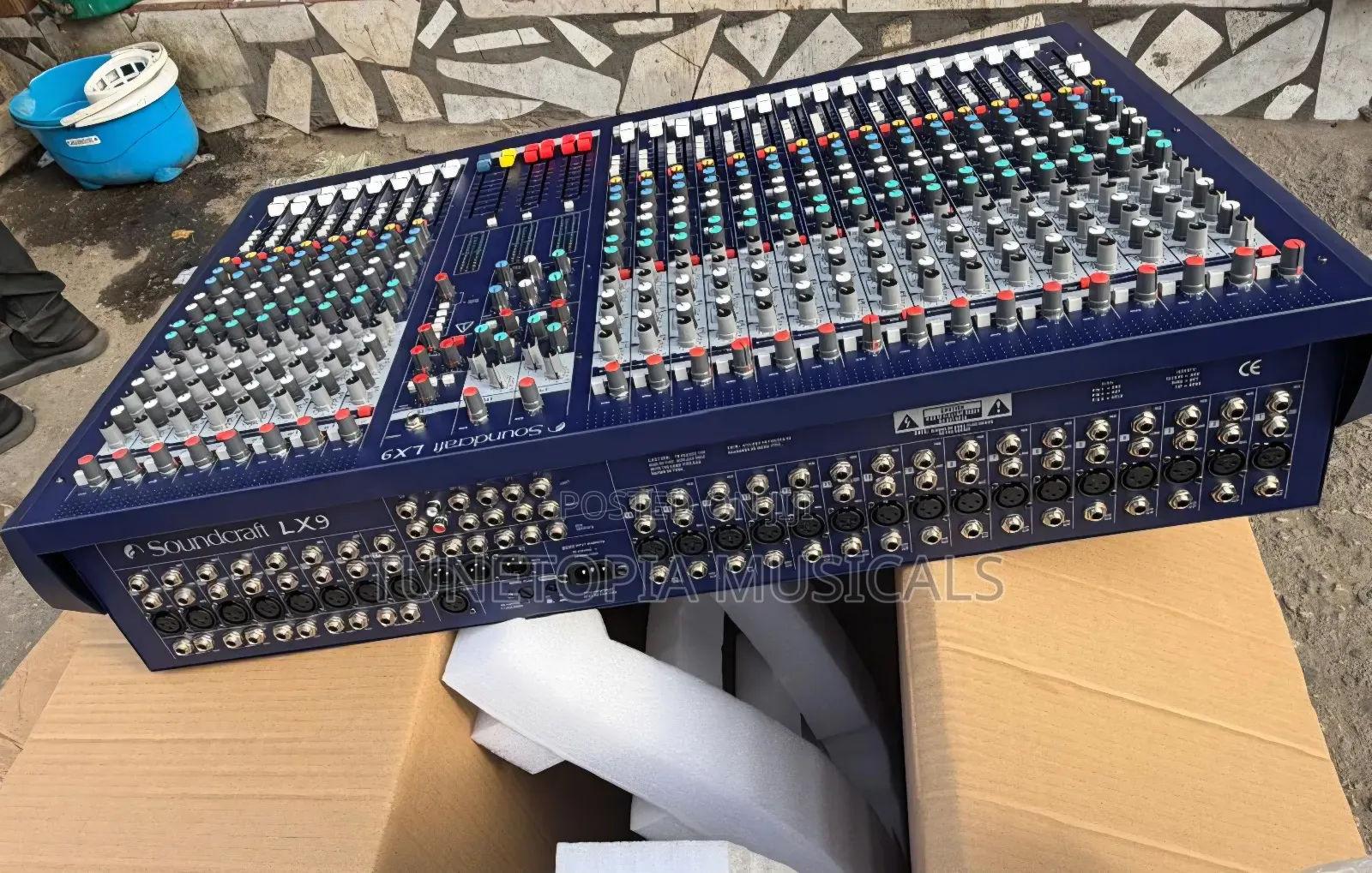 Soundcraft LX9 24-Channel Analog Mixer