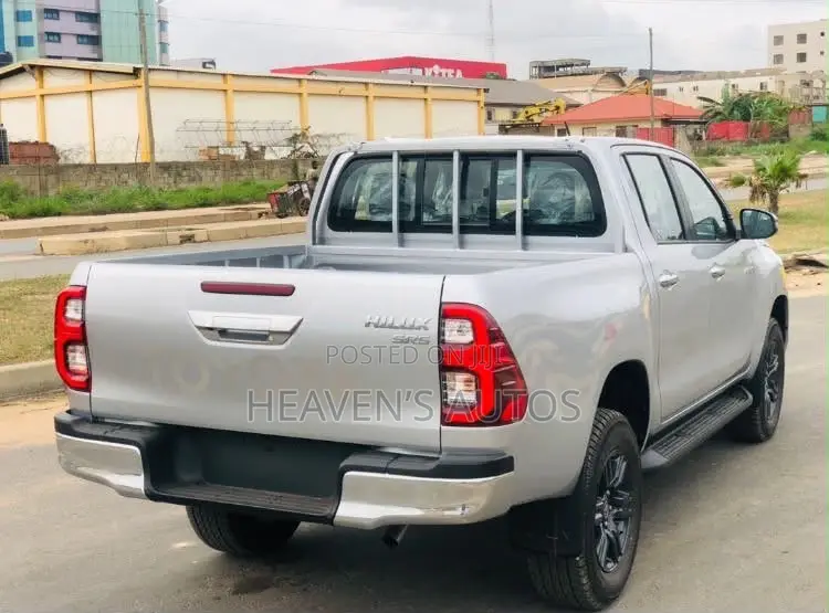 New Toyota Hilux 2025 Silver