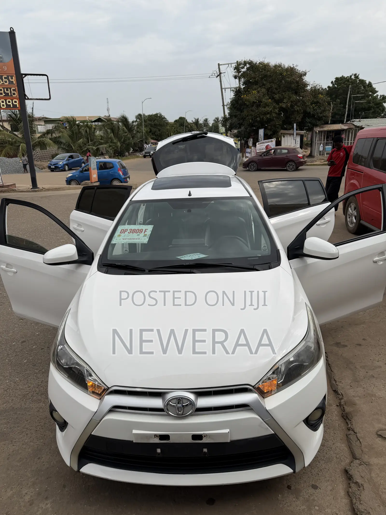 Toyota Yaris SE Hatchback 5dr 2014 White