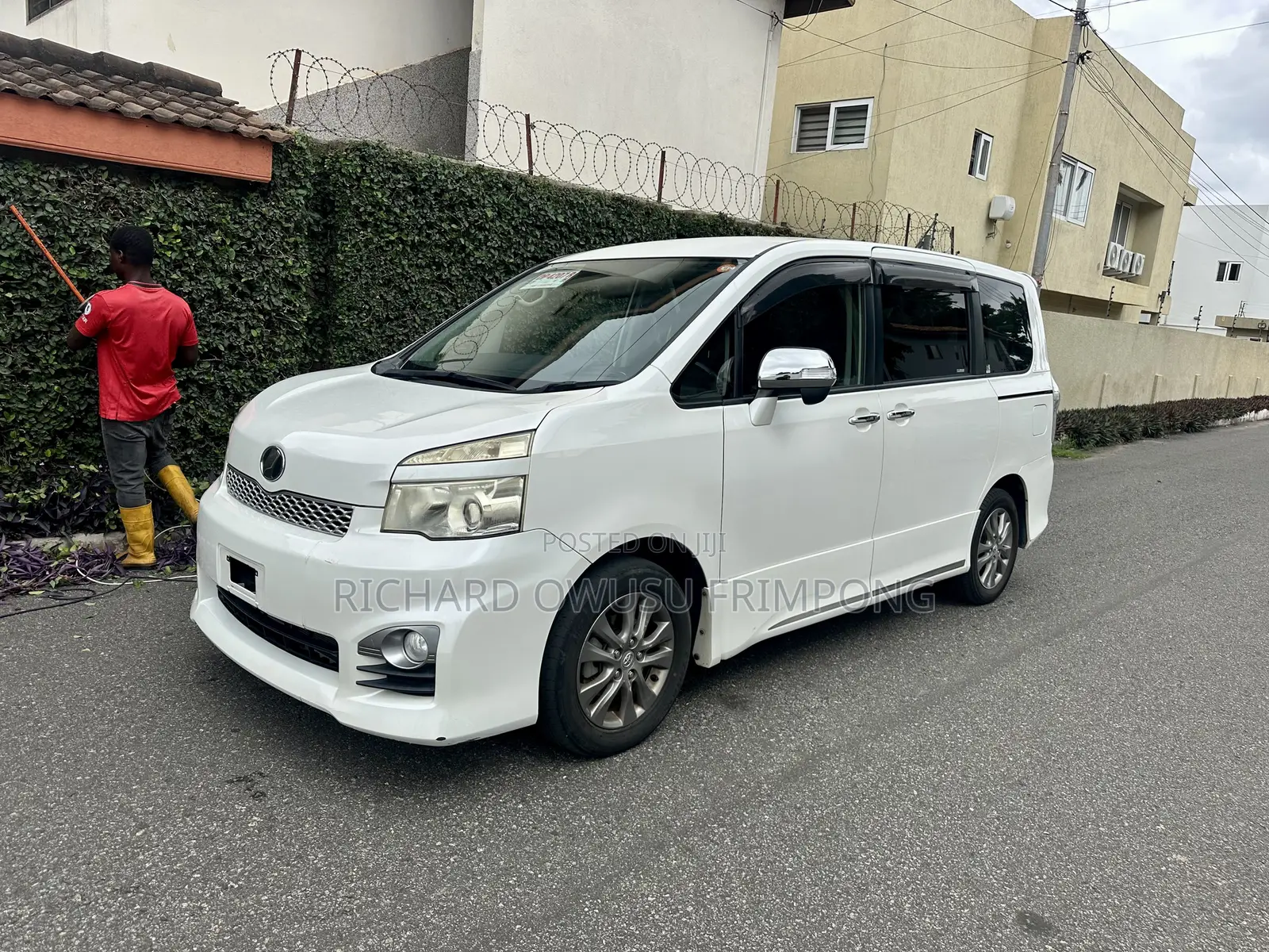 Toyota Voxy V 2WD 8-Seater 2012 White
