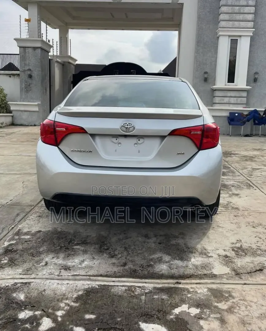 Toyota Corolla SE (1.8L 4cyl 2A) 2018 Silver
