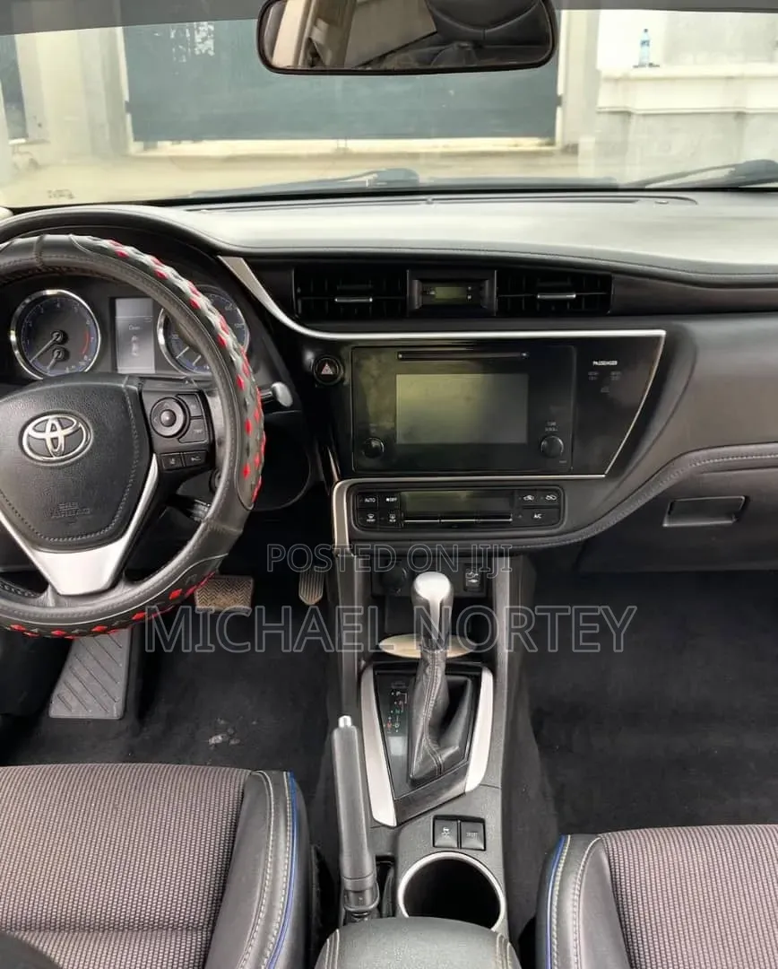 Toyota Corolla SE (1.8L 4cyl 2A) 2018 Silver