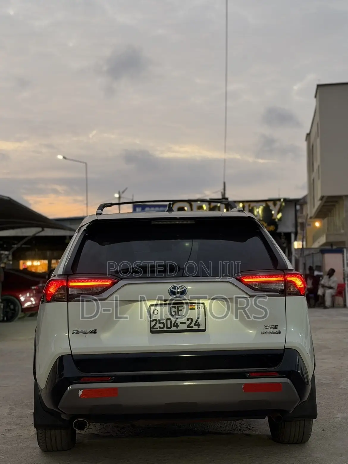 Toyota RAV4 XSE 2019 White