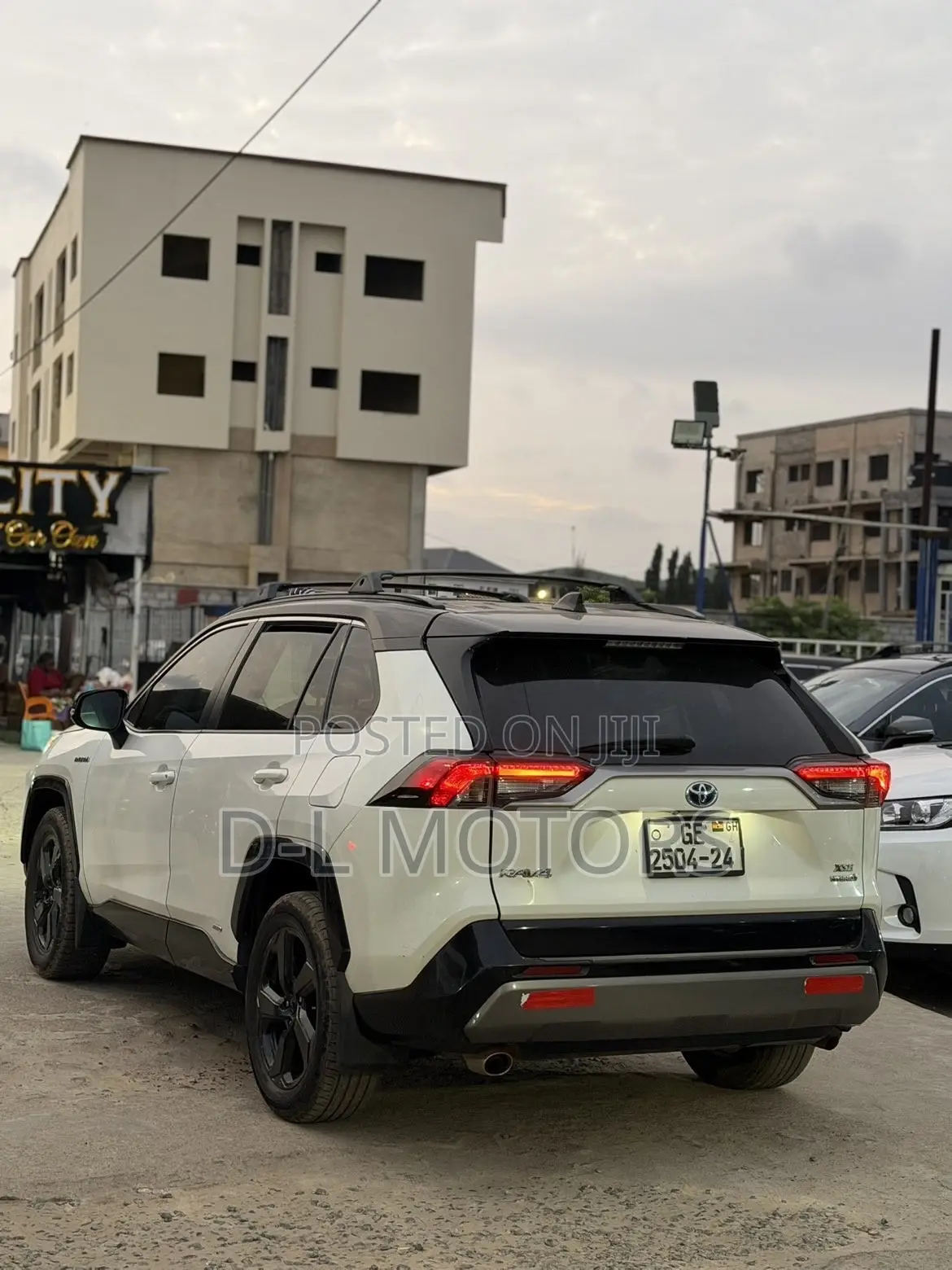 Toyota RAV4 XSE 2019 White