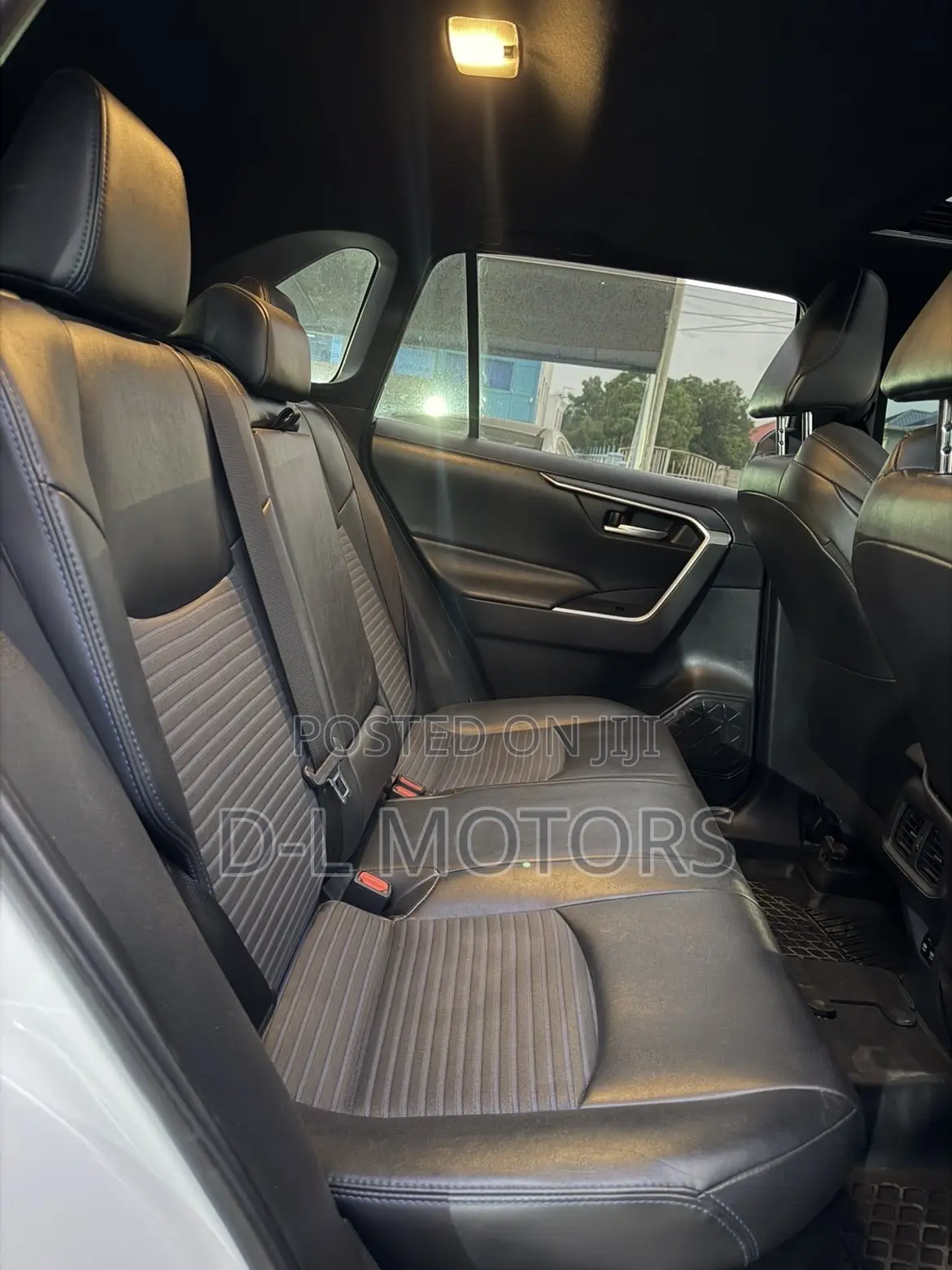 Toyota RAV4 XSE 2019 White