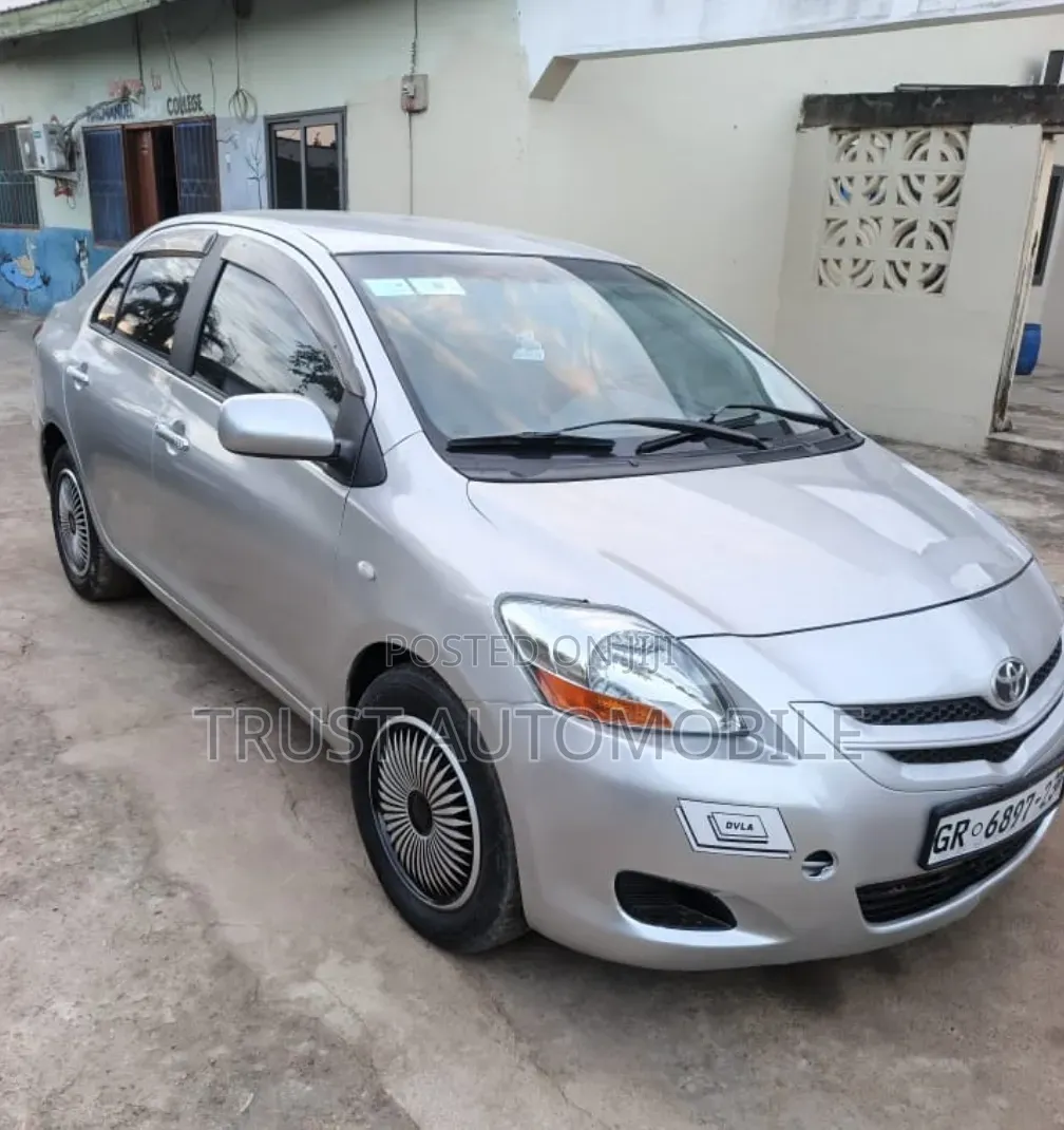 Toyota Vitz 2010 Silver
