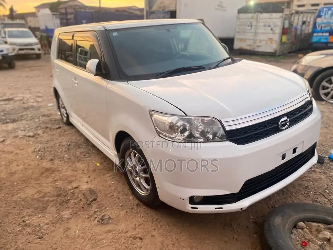 Toyota Corolla Rumion Hatchback 1.5 FWD 2012 White