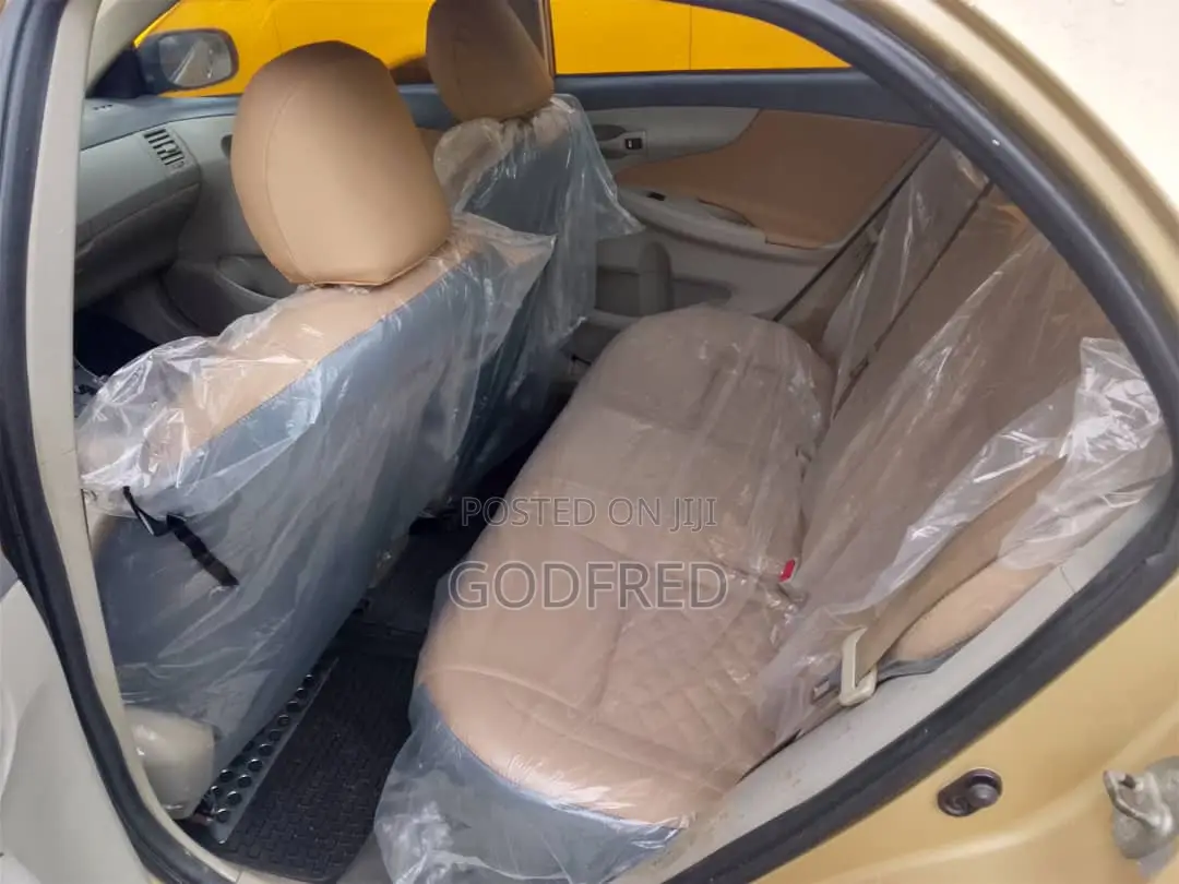 Toyota Corolla Base 4dr Sedan (1.8L 4cyl 5M) 2010 Gold